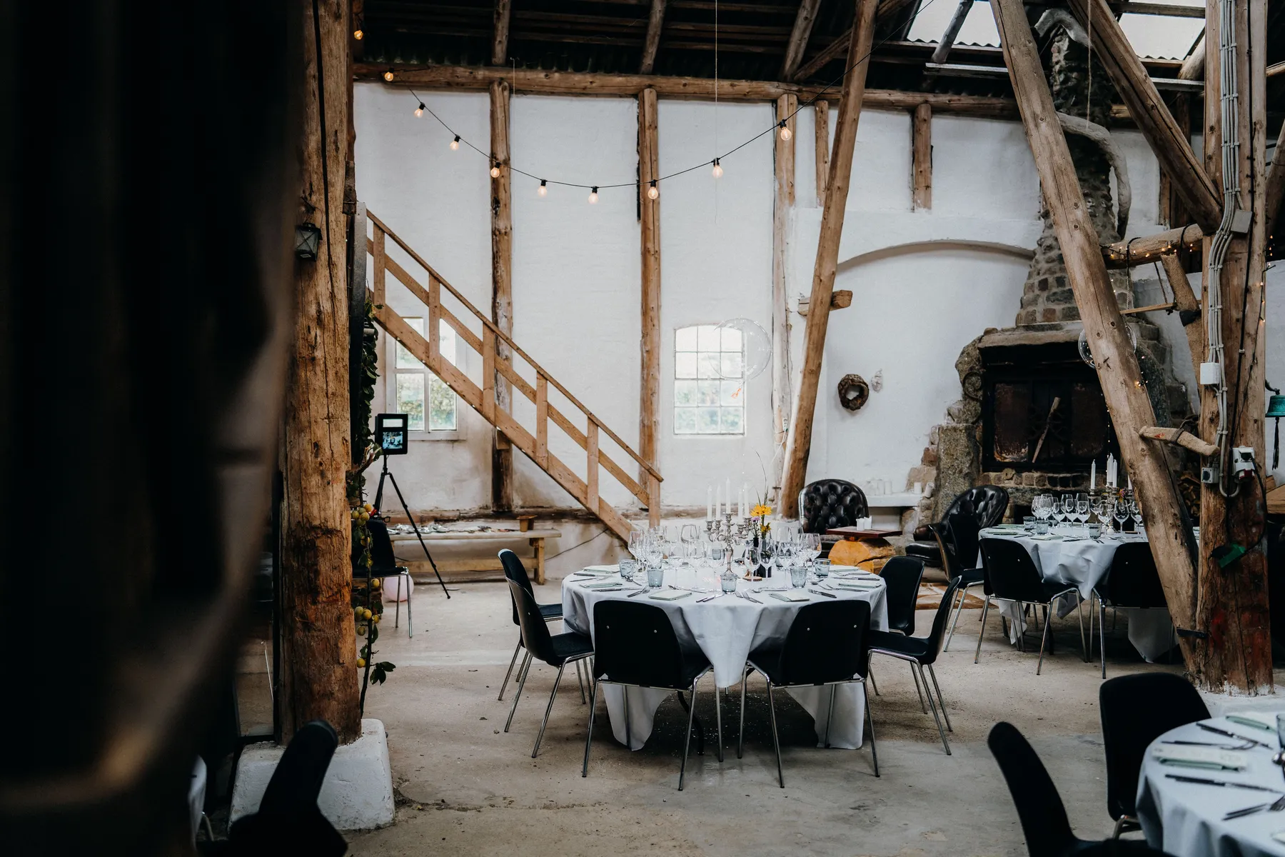 Interior rústico preparado para una recepción