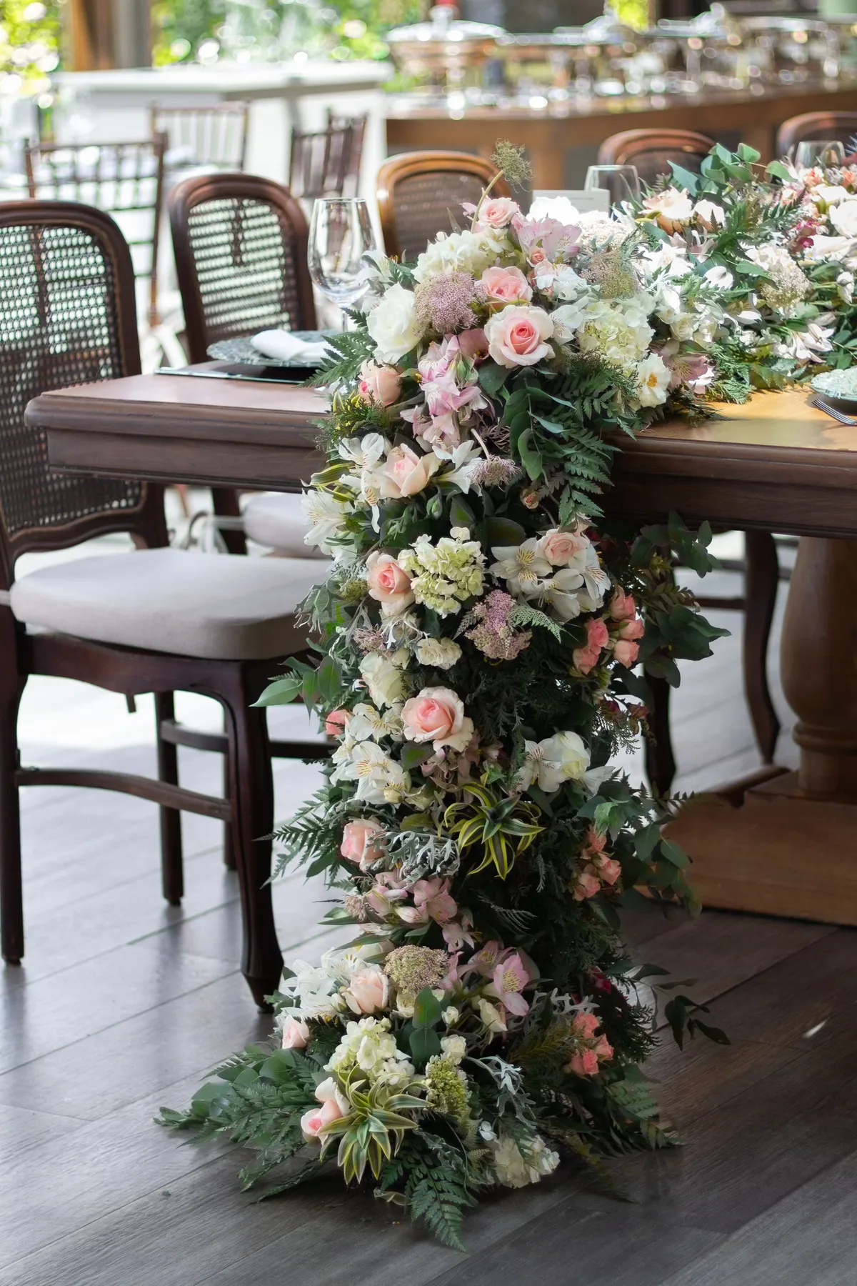 Detalle floral de una mesa de matrimonio